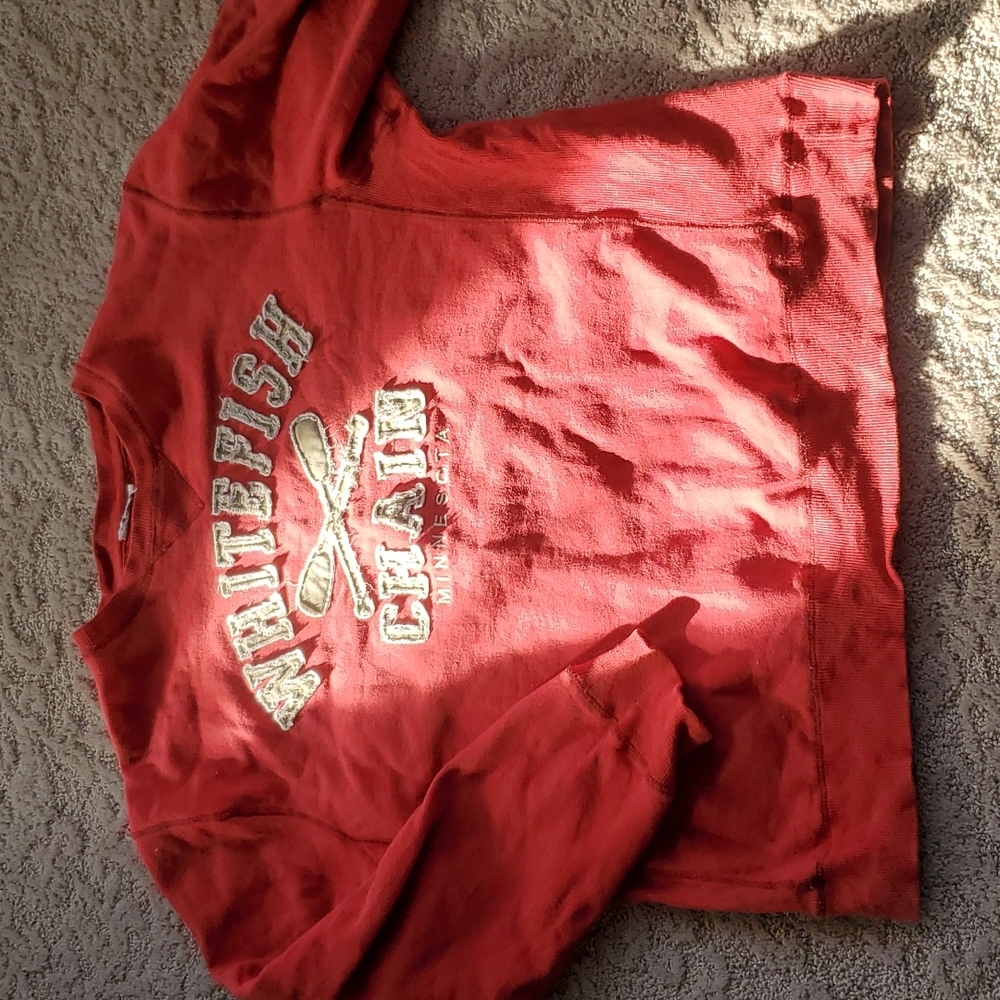 Comfy and warm sweater. The tag has been cut off. It's a medium to large fit.